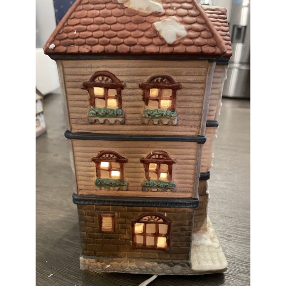 Vintage Mervyns Christmas Holiday Village Square 1992 Lighted Higgin’s Tailor - Picture 13 of 16